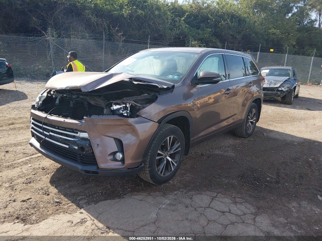 Toyota Highlander Le Plus 2017 5TDBZRFH8HS427662 Image 2