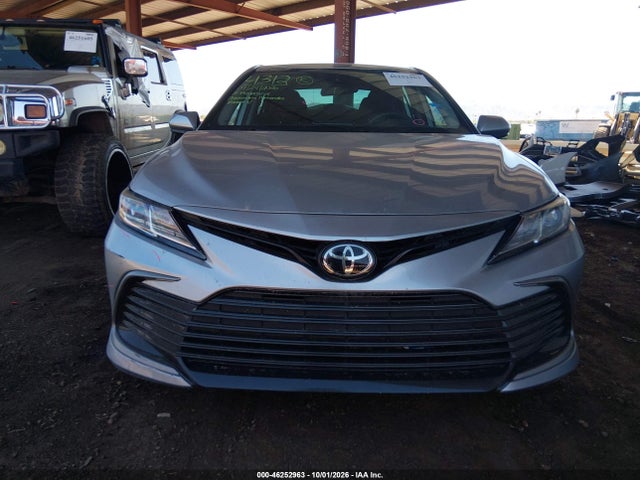 46252963 :رقم المزاد ، 4T1C11AK4MU421973 vin ، 2021 Toyota Camry Le مزاد بيع