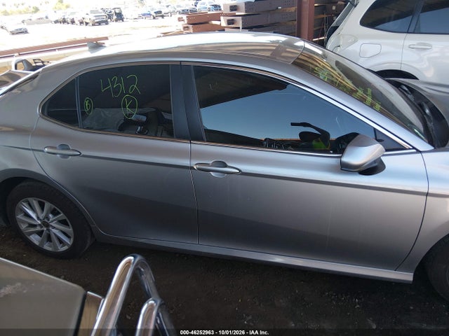 46252963 :رقم المزاد ، 4T1C11AK4MU421973 vin ، 2021 Toyota Camry Le مزاد بيع