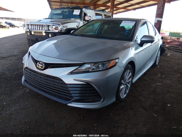 46252963 :رقم المزاد ، 4T1C11AK4MU421973 vin ، 2021 Toyota Camry Le مزاد بيع