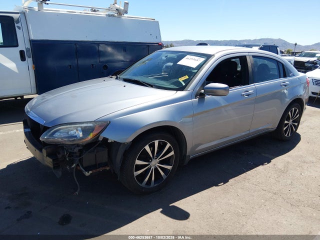 Chrysler 200 Touring 2014 1C3CCBBB6EN131754 Image 2