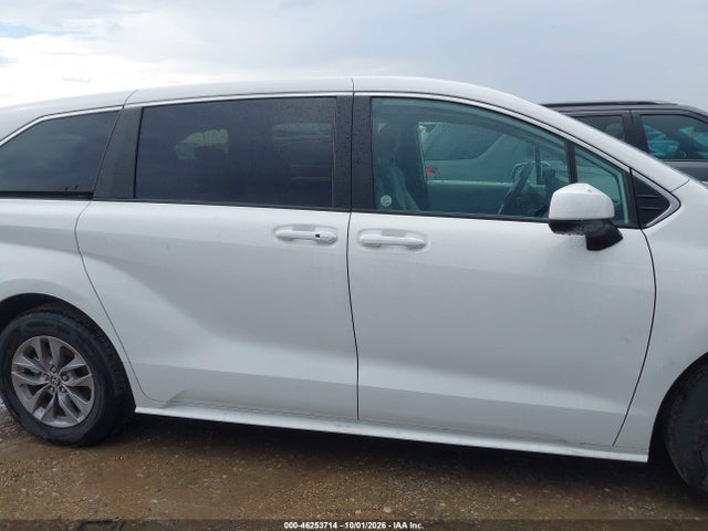 Toyota SIENNA LE 2026 5TDKRKEC5TS296390 Image 13