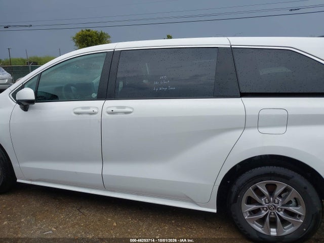 Toyota SIENNA LE 2026 5TDKRKEC5TS296390 Image 14