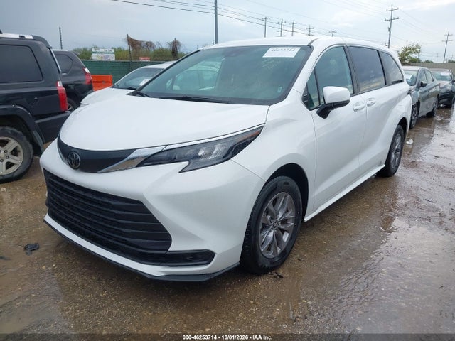 Toyota SIENNA LE 2026 5TDKRKEC5TS296390 Image 2