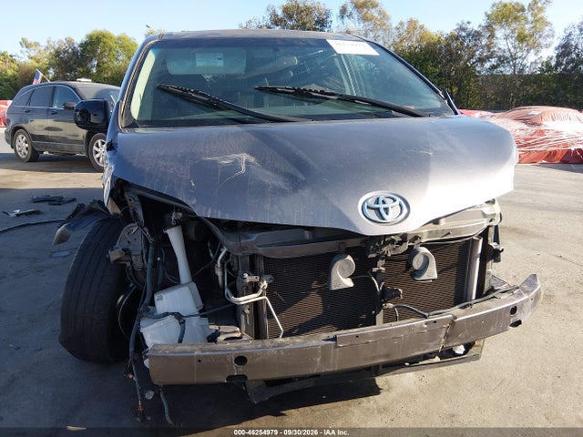 2013 Toyota Sienna Se 8 Passenger მანქანა იყიდება აუქციონზე, vin: 5TDXK3DC0DS384122, აუქციონის ნომერი: 46254979