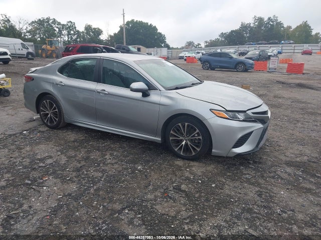 46257053 :رقم المزاد ، 4T1B11HK6JU584198 vin ، 2018 Toyota Camry Se مزاد بيع
