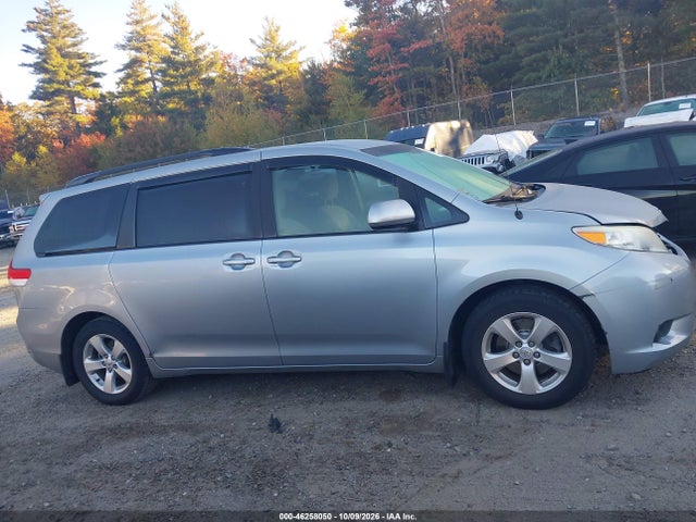 2014 Toyota Sienna Le V6 8 Passenger მანქანა იყიდება აუქციონზე, vin: 5TDKK3DC5ES524774, აუქციონის ნომერი: 46258050