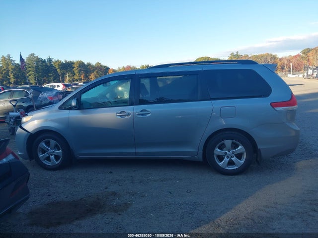 2014 Toyota Sienna Le V6 8 Passenger მანქანა იყიდება აუქციონზე, vin: 5TDKK3DC5ES524774, აუქციონის ნომერი: 46258050