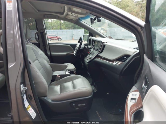 46260335 :رقم المزاد ، 5TDDZ3DC4HS180640 vin ، 2017 Toyota Sienna Limited Premium 7 Passenger مزاد بيع