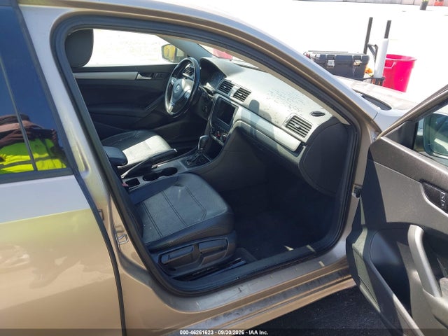 2015 Volkswagen Passat 1.8t Wolfsburg Edition მანქანა იყიდება აუქციონზე, vin: 1VWAT7A35FC091333, აუქციონის ნომერი: 46261623
