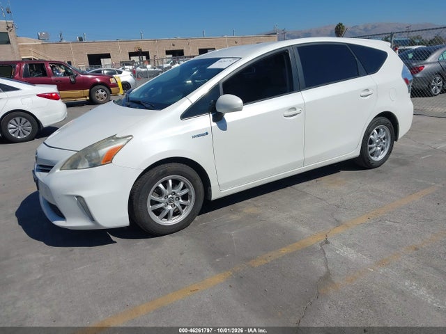 Toyota Prius V Two 2014 JTDZN3EU4EJ004172 Image 2
