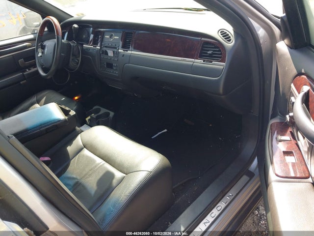 46262080 :رقم المزاد ، 2LNBL8CVXAX616681 vin ، 2010 Lincoln Town Car Signature Limited مزاد بيع