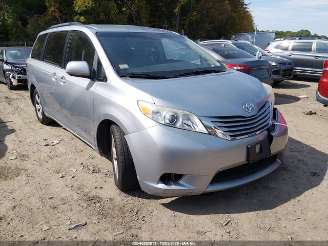 46262813 :رقم المزاد ، 5TDKK3DC0FS540544 vin ، 2015 Toyota Sienna Le 8 Passenger مزاد بيع
