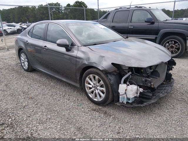 46264185 :رقم المزاد ، 4T1B11HK3JU014384 vin ، 2018 Toyota Camry Le مزاد بيع