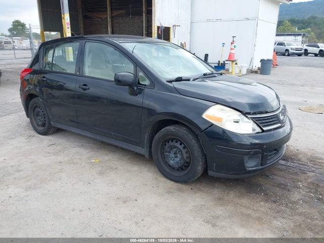 2008 Nissan Versa 1.8s მანქანა იყიდება აუქციონზე, vin: 3N1BC13E58L381097, აუქციონის ნომერი: 46264189