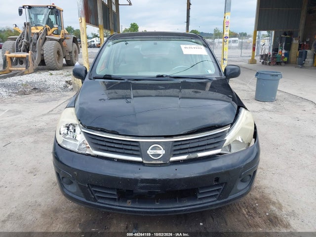 46264189 :رقم المزاد ، 3N1BC13E58L381097 vin ، 2008 Nissan Versa 1.8s مزاد بيع