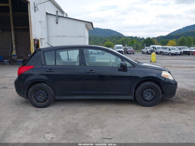 46264189 :رقم المزاد ، 3N1BC13E58L381097 vin ، 2008 Nissan Versa 1.8s مزاد بيع