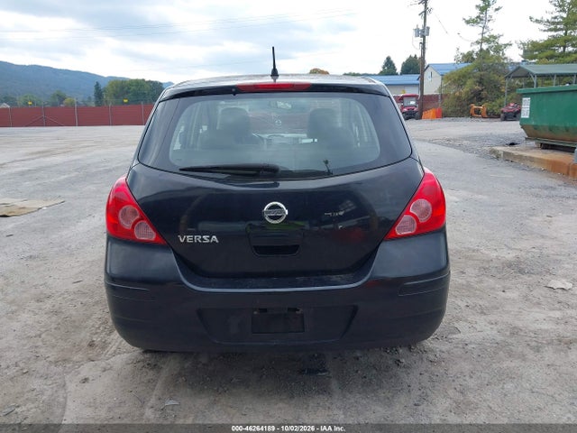 46264189 :رقم المزاد ، 3N1BC13E58L381097 vin ، 2008 Nissan Versa 1.8s مزاد بيع