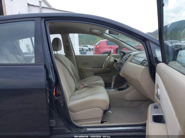 46264189 :رقم المزاد ، 3N1BC13E58L381097 vin ، 2008 Nissan Versa 1.8s مزاد بيع