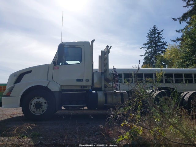 2013 Volvo Vn Vnl მანქანა იყიდება აუქციონზე, vin: 4V4NC9TK0DN147074, აუქციონის ნომერი: 46266019