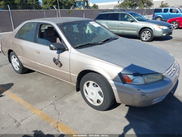 46266549 :رقم المزاد ، 4T1BF22K5WU055946 vin ، 1998 Toyota Camry Le V6 مزاد بيع