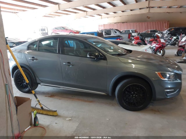 46269880 :رقم المزاد ، YV4612UM1G2000858 vin ، 2016 Volvo S60 Cross Country T5 Platinum مزاد بيع