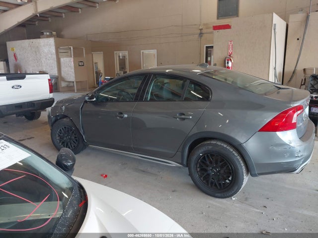 46269880 :رقم المزاد ، YV4612UM1G2000858 vin ، 2016 Volvo S60 Cross Country T5 Platinum مزاد بيع