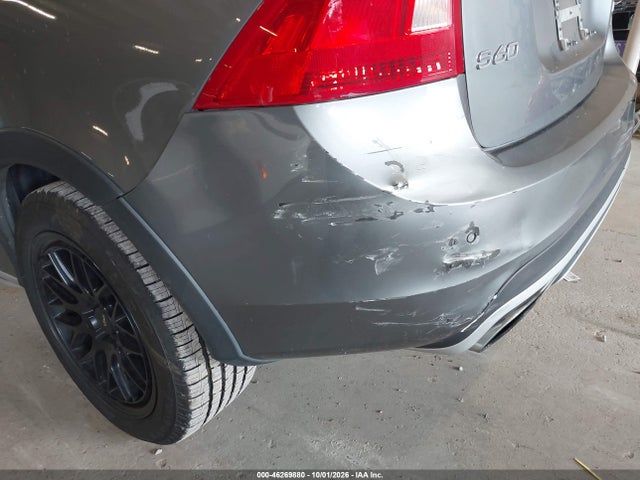 46269880 :رقم المزاد ، YV4612UM1G2000858 vin ، 2016 Volvo S60 Cross Country T5 Platinum مزاد بيع