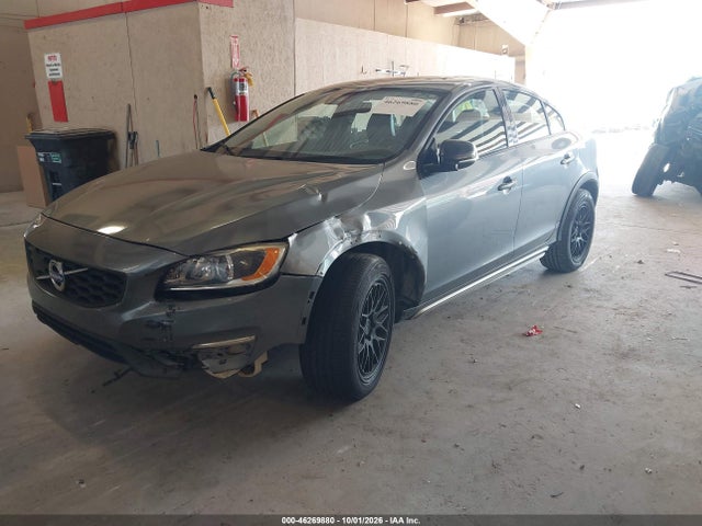 46269880 :رقم المزاد ، YV4612UM1G2000858 vin ، 2016 Volvo S60 Cross Country T5 Platinum مزاد بيع