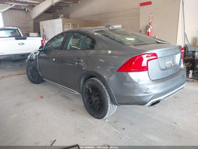 46269880 :رقم المزاد ، YV4612UM1G2000858 vin ، 2016 Volvo S60 Cross Country T5 Platinum مزاد بيع