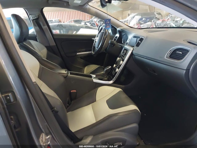 46269880 :رقم المزاد ، YV4612UM1G2000858 vin ، 2016 Volvo S60 Cross Country T5 Platinum مزاد بيع