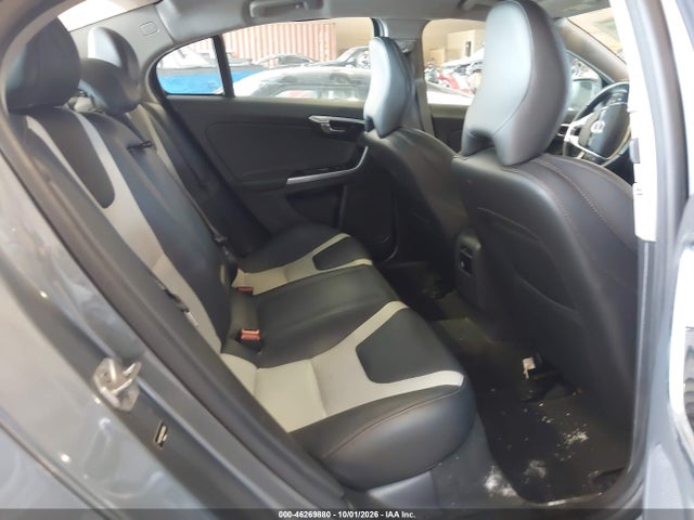 46269880 :رقم المزاد ، YV4612UM1G2000858 vin ، 2016 Volvo S60 Cross Country T5 Platinum مزاد بيع