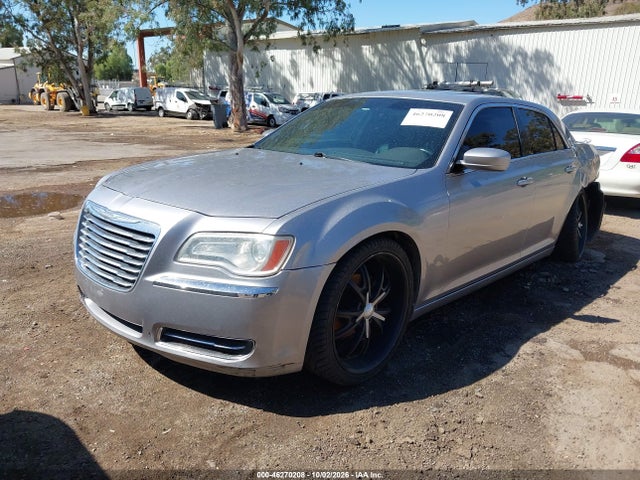 Chrysler 300 2014 2C3CCAAG1EH380561 Image 2