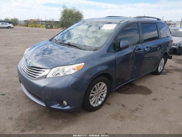 5TDYK3DC1FS654143 Toyota Sienna Xle 8 Passenger