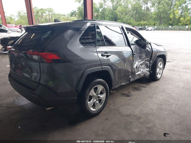46275215 :رقم المزاد ، 2T3W1RFV4MC156172 vin ، 2021 Toyota Rav4 Xle مزاد بيع