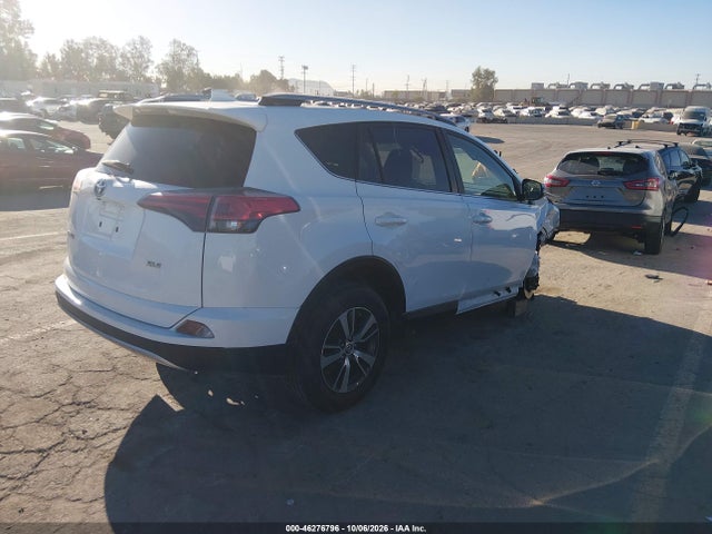 JTMWFREVXJJ732049 Toyota Rav4 Xle