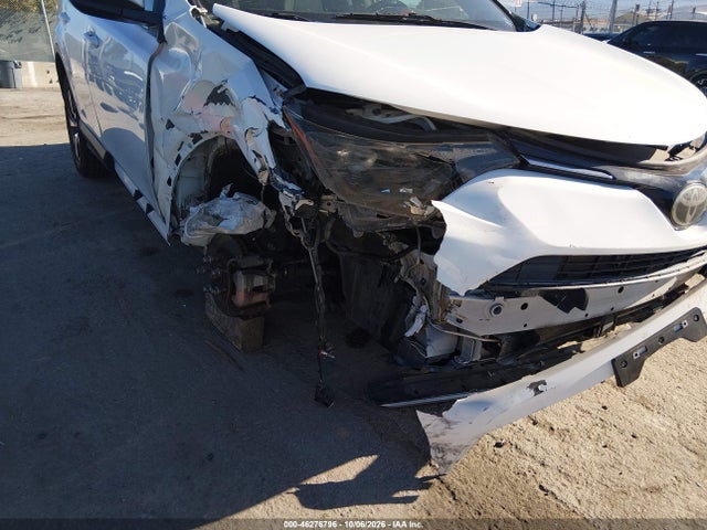 JTMWFREVXJJ732049 Toyota Rav4 Xle