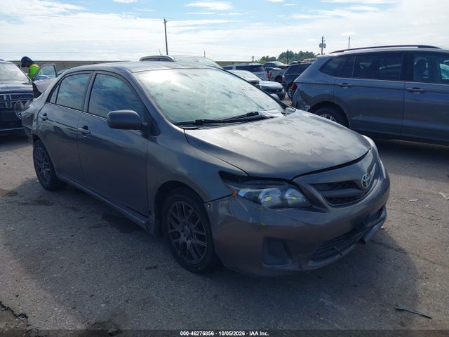 46276856 :رقم المزاد ، 2T1BU4EE8DC057325 vin ، 2013 Toyota Corolla Le مزاد بيع
