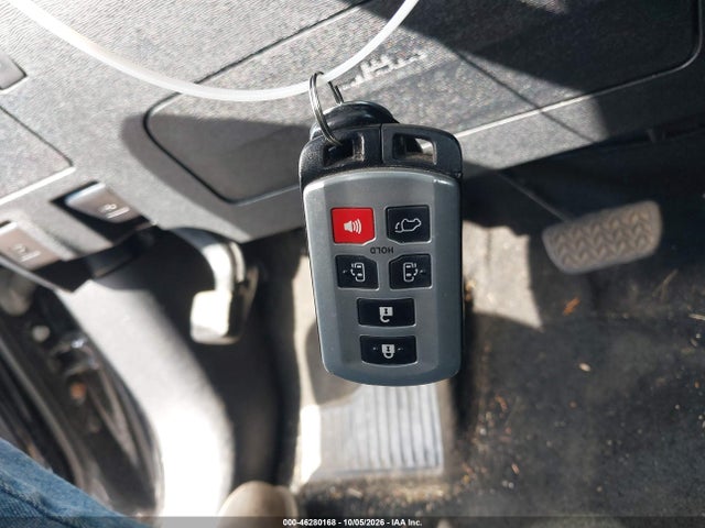46280168 :رقم المزاد ، 5TDDK3DCXFS122579 vin ، 2015 Toyota Sienna Limited 7 Passenger مزاد بيع