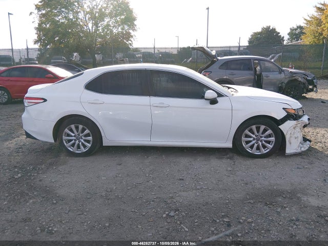 46282737 :رقم المزاد ، 4T1B11HKXJU540429 vin ، 2018 Toyota Camry Le مزاد بيع