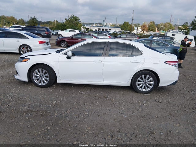 46282737 :رقم المزاد ، 4T1B11HKXJU540429 vin ، 2018 Toyota Camry Le مزاد بيع