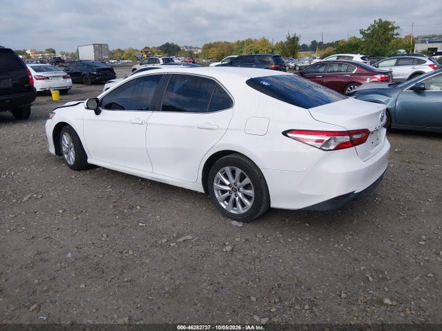 46282737 :رقم المزاد ، 4T1B11HKXJU540429 vin ، 2018 Toyota Camry Le مزاد بيع