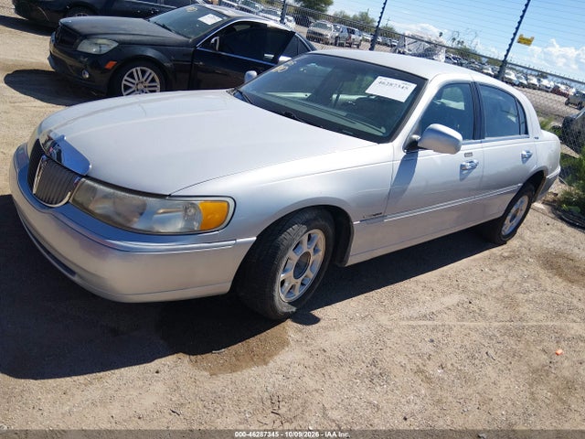 Продажа на аукционе авто 2000 Lincoln Town Car Signature, vin: 1LNHM82W7YY935726, номер лота: 46287345