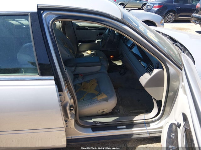 Продажа на аукционе авто 2000 Lincoln Town Car Signature, vin: 1LNHM82W7YY935726, номер лота: 46287345