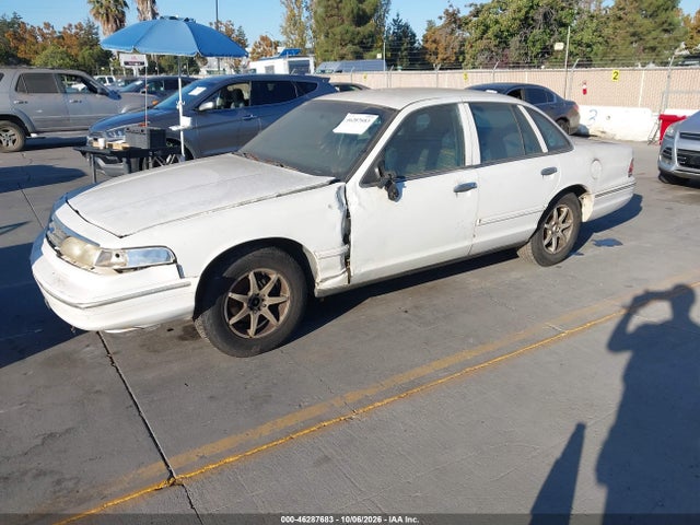 1997 Ford Crown Victoria Police Interceptor მანქანა იყიდება აუქციონზე, vin: 2FALP71W2VX201160, აუქციონის ნომერი: 46287683