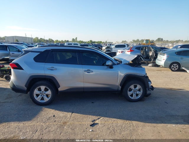 46287753 :رقم المزاد ، 2T3W1RFV0MC131673 vin ، 2021 Toyota Rav4 Xle مزاد بيع