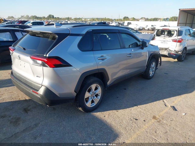 46287753 :رقم المزاد ، 2T3W1RFV0MC131673 vin ، 2021 Toyota Rav4 Xle مزاد بيع