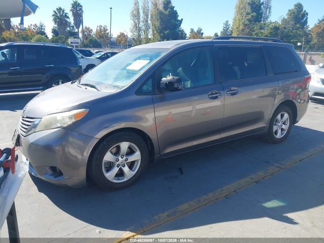 Toyota Sienna Le 8 Passenger 2015 5TDKK3DC9FS567032 Image 2