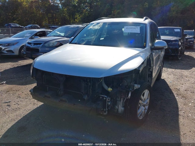 2015 Volkswagen Tiguan S მანქანა იყიდება აუქციონზე, vin: WVGAV7AX0FW501885, აუქციონის ნომერი: 46289237