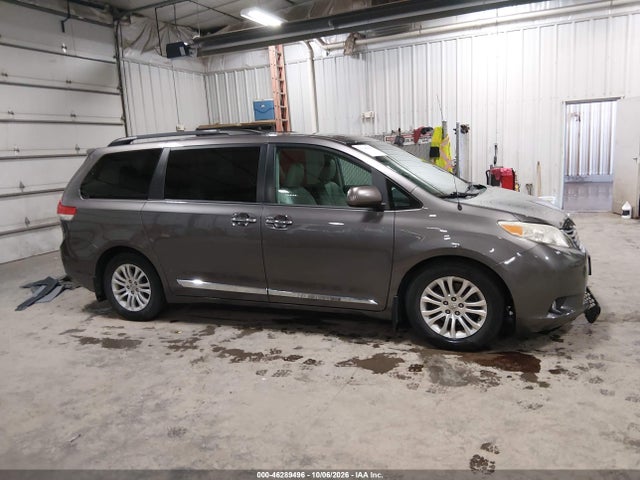 46289496 :رقم المزاد ، 5TDYK3DCXDS334073 vin ، 2013 Toyota Sienna Xle V6 8 Passenger مزاد بيع